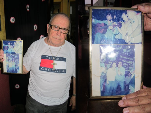 Fernando Bernardo Ferreira, 73 anos, proprietário do 'Bar dos Cornos', em São Paulo, mostra as fotos da visita de Reginaldo Rossi ao local (Foto: Fabiana de Carvalho/G1)