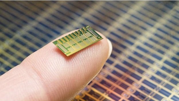 O chip contraceptivo deve ser parecido com o desta imagem (Foto: BBC)