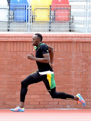 Bolt no treino em Hampden Park (Foto: AP)