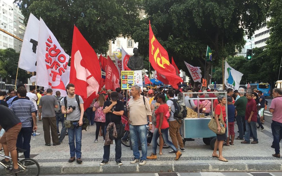 Manifestantes se concentram na Candelária, Centro do Rio (Foto: Nicolás Satriano/G1)