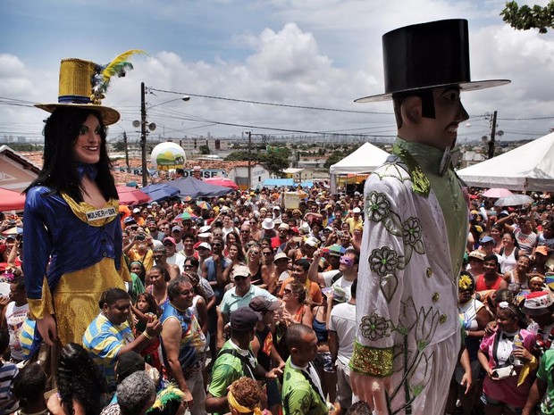 Homem da Meia-Noite e Mulher do Dia se encontram no desfile de bonecos gigantes (Foto: Beto Figueiroa)