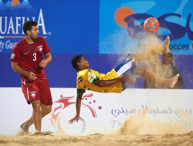Datinha da seleção brasileira de futebol de areia dá bicicleta na Copa Intercontinental de Dubai (Foto: Divulgação/BSWW)