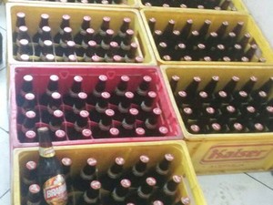 Cervejas eram adulteradas em chácara de Divinópolis (Foto: Polícia Militar/Divulgação)