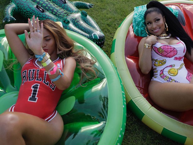 Beyoncé com Nicki Minaj nos bastidores do clipe da música Feeling myself (Foto: Site Oficial/ Reprodução)