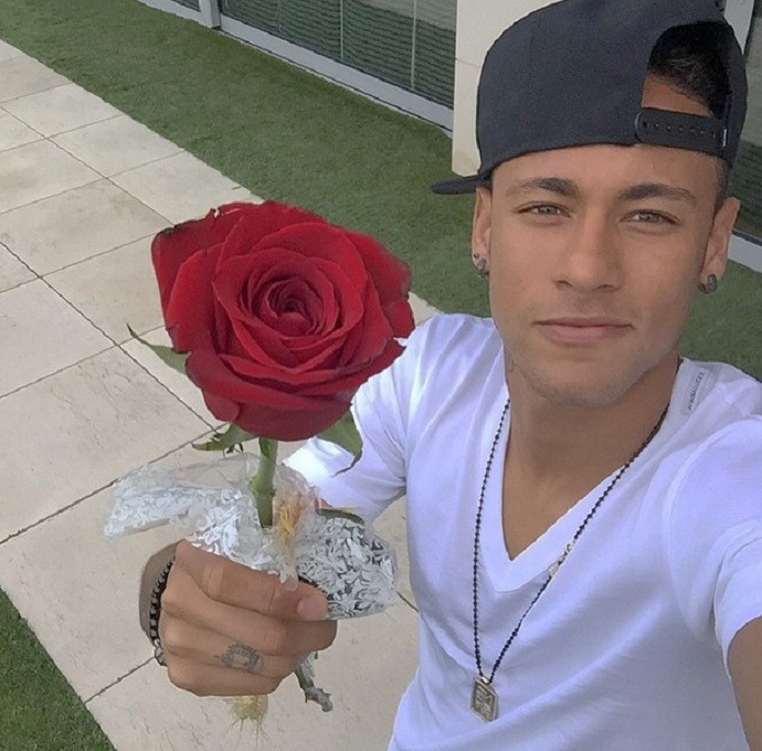 Neymar posa com rosa em homenagem ao Dia de Sant Jordi (Foto: Reprodução / Instagram)