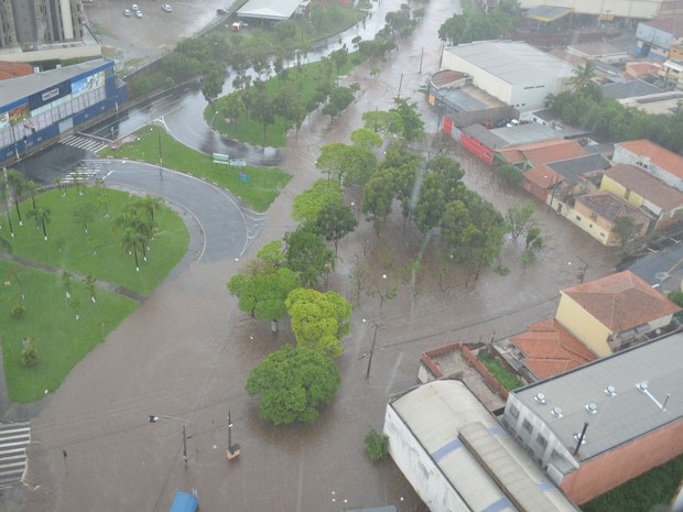 Praça entre avenidas Independência e 31 de Março ficou embaixo d'água em Piracicaba (Foto: Araripe Castilho/G1) Praça entre avenidas Independência e 31 de Março ficou embaixo d'água em Piracicaba (Foto: Araripe Castilho/G1)