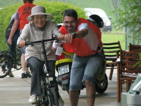 Senhora  Machko, 81 anos, realiza o sonho de pedalar. (Foto: Divulgação /Cicloatividades Sesc Itaquera)