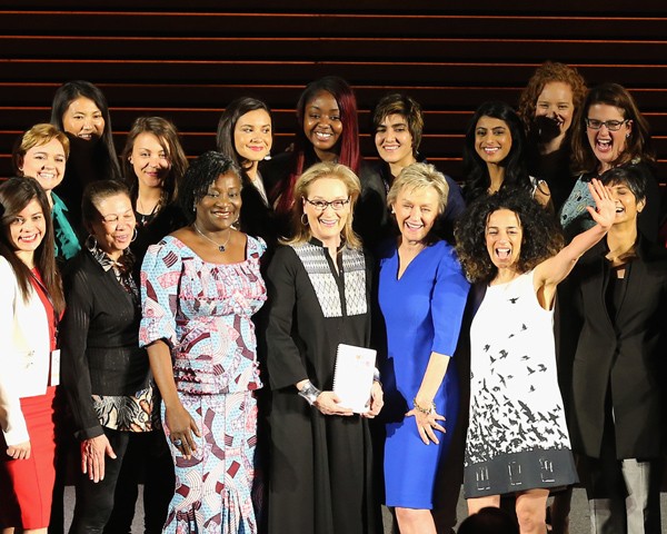 "Cada uma de nós pode fazer algo para melhorar nosso mundo", disse Meryl Streep durante o 7º Women in the World Summit (Foto: Getty Images)