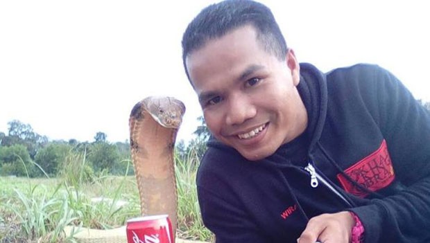  Abu Zarin Hussin tira selfie com uma das suas quatro cobras; ele diz que tenta entender o comportamento do réptil (Foto: BBC/Abu Zarin Hussin)