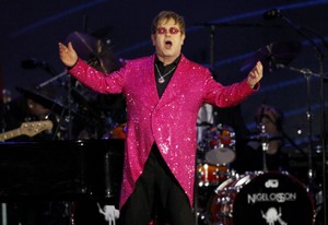 Elton John no show que festejou o Jubileu de Diamante da Rainha Elizabeth II, em Londres (Foto: Reuters)