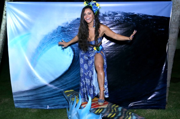 Viviane Araújo se diverte em festa surpresa preparada por fã-clube (Foto: Anderson Borde / AgNews)
