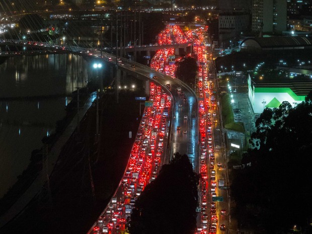 Motoristas enfrentam trânsito na Marginal Pinheiros (Foto: Daniel Teixeira/Estadão Conteúdo)