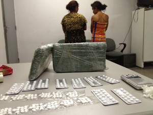 Suspeitas foram apreendidas com 300 comprimidos de Artane (Foto: Walter Paparazzo/G1)