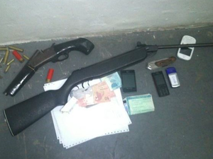 Armas foi apreendidas com suspeitos de assaltos (Foto: Divulgação/Polícia Civil)