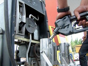 Equipe fiscaliza postos de combustíveis em Cuiabá após denúncias. (Foto: Reprodução/TVCA)