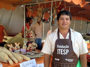Jonas trabalha com produção de buchs há 4 anos (Foto: Stephanie Fonseca/G1)