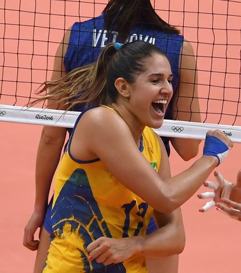 Natália vibra com mais um ponto Brasil x Rússia vôlei (Foto: VANDERLEI ALMEIDA / AFP)