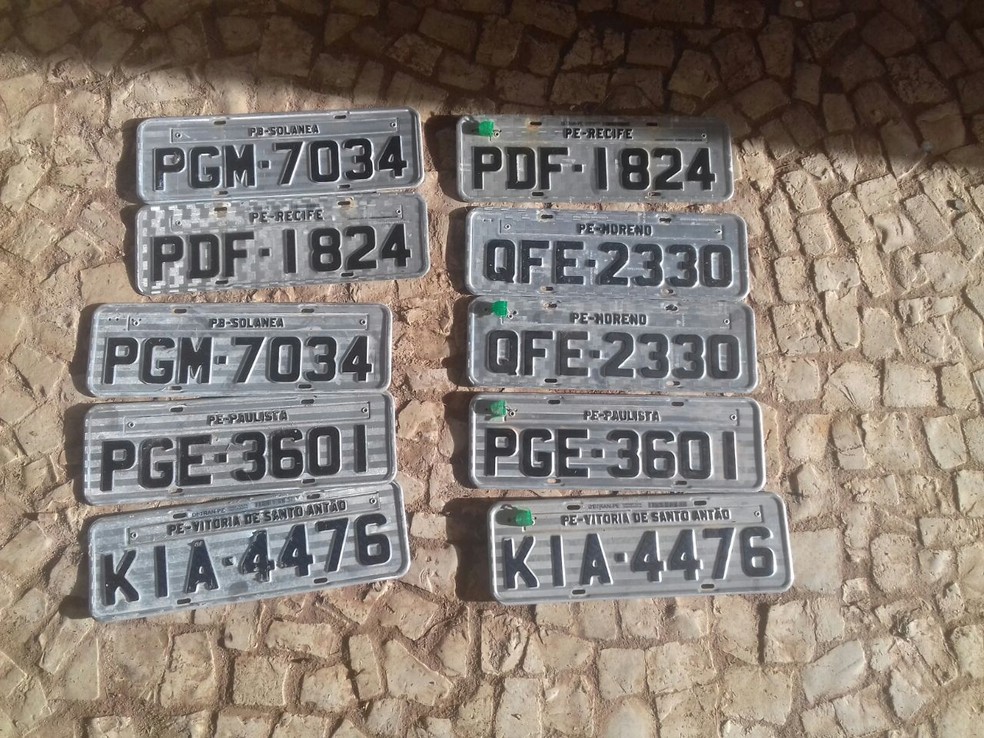 Policiais também encontraram placas de carro e materiais utilizados para clonagem (Foto: Polícia Militar/Divulgação)