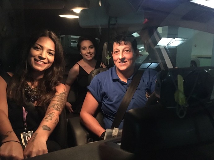 Taxista se especializou em atender mulheres  (Foto: Mistura/RBS TV)