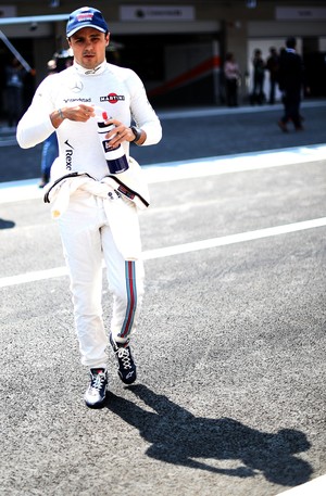 Felipe Massa caminha pelo paddock do Autódromo Hermanos Rodríguez, palco do GP do México (Foto: Getty Images)