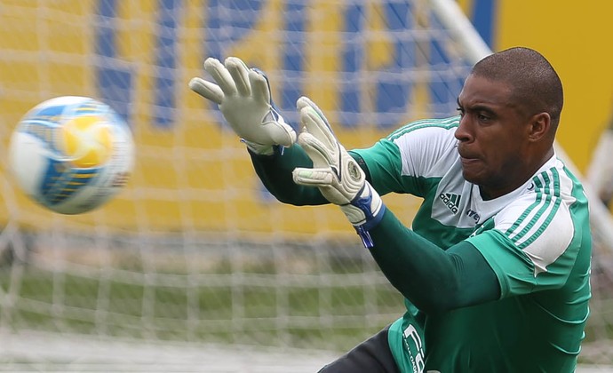 Jaílson espera chance no Palmeiras, e comemora com convocação de Prass