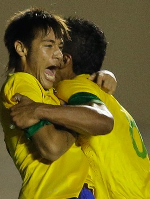Neymar e Paulinho gol Brasil (Foto: AP)