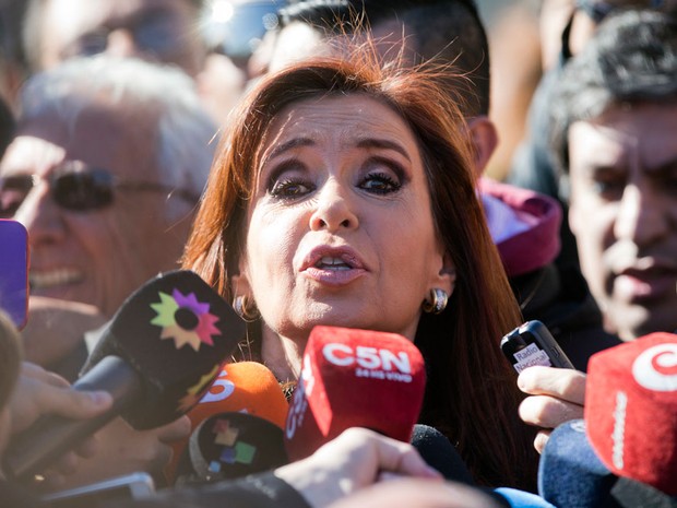 A ex-presidente argentina Cristina Kirchner dá entrevista do lado de fora do tribunal federal onde foi notificada de que é acusada de um esquema de irregularidade no Banco Central  (Foto: Victor R. Caivano/AP)