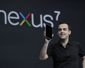 Diretor de produto do Google, Hugo Barra, mostra o tablet próprio da companhia chamado Nexus 7 (Foto: Paul Sakuma/AP)