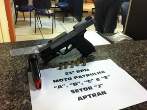 Pistola e granada foram apreendidas com dupla no Leblon (Foto: Bernardo Tabak / G1)