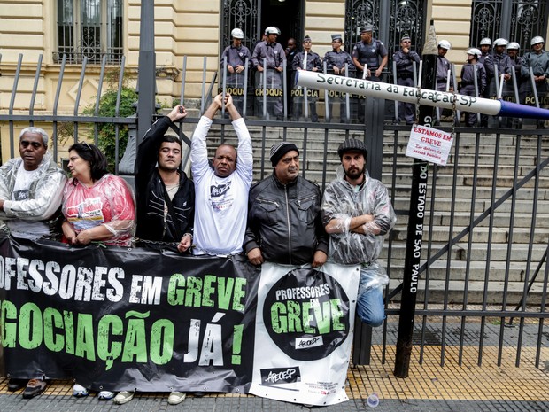 Professores em greve da rede estadual se acorrentam em frente à Secretaria Estadual de Educação, no centro de São Paulo, para aguardar notícias sobre a nova rodada de negociações (Foto: Fernando Neves/Brazil Photo Press/Estadão Conteúdo)