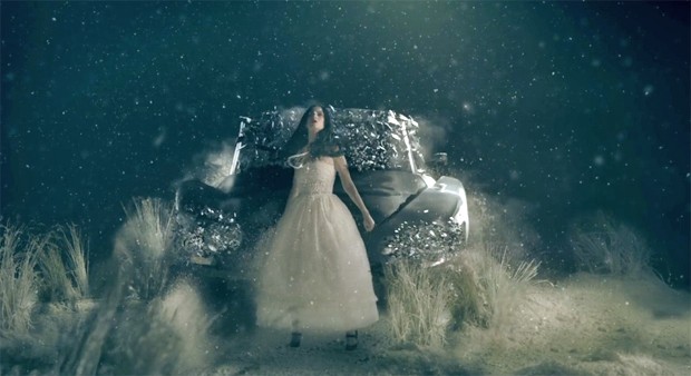 Katy Perry é atropelada por carro no clipe de 'Unconditionally' (Foto: Divulgação)