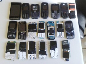 PM apreendeu dez celulares com o trio (Foto: Polícia Militar/Divulgação)