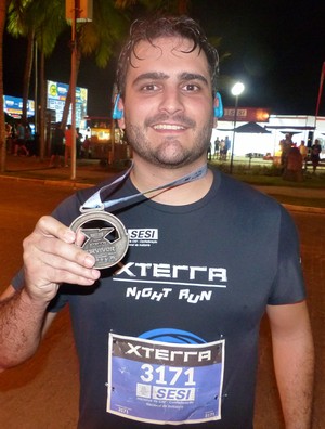 Fábio mostra a medalha do Xterra (Foto: Thiago Benevenutte)