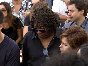 Milton Nascimento se emociona no enterro do corpo de Fernando Brant (Foto: Reprodução/TV Globo)