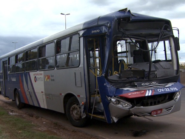 Colisão entre ônibus e caminhão deixa 13 feridos em Sumaré (Foto: Reprodução/EPTV)
