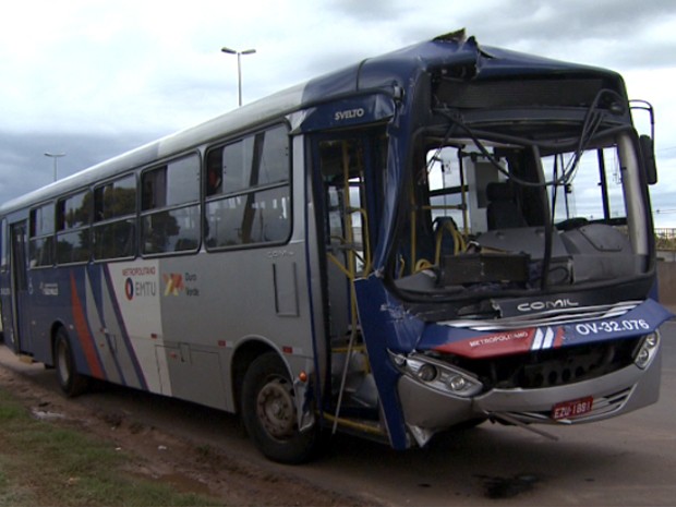 Colisão entre ônibus e caminhão deixa 13 feridos em Sumaré (Foto: Reprodução/EPTV) Colisão entre ônibus e caminhão deixa 13 feridos em Sumaré (Foto: Reprodução/EPTV)
