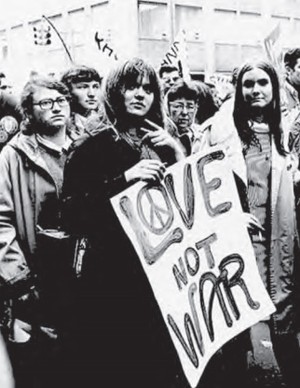 Foto de Jovens em protesto contra a Guerra do Vietnã. Disponível em: http://goldenyears66to69.blogspot.com. Acesso em: 10 out. 2011. (Foto: Enem) Foto de Jovens em protesto contra a Guerra do Vietnã. Disponível em: http://goldenyears66to69.blogspot.com. Acesso em: 10 out. 2011. (Foto: Enem)