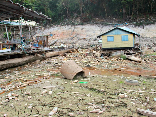 Até tubulação de esgoto é vista em área que é encoberta por água durante a cheia na Marina do Davi (Foto: Marcos Dantas/G1 AM)