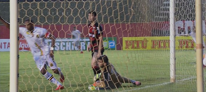 Robert faz gol no Vitória, noi Barradão e comemora com companheiros do Sampaio (Foto: Reprodução/ TV Mirante)