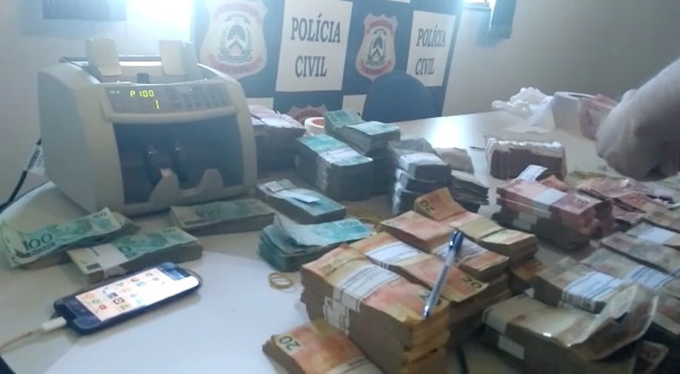 Assaltantes abandonaram o caminhão com pacotes de dinheiro e fugiram (Foto: Cláudio Gomes/TV Anhanguera)