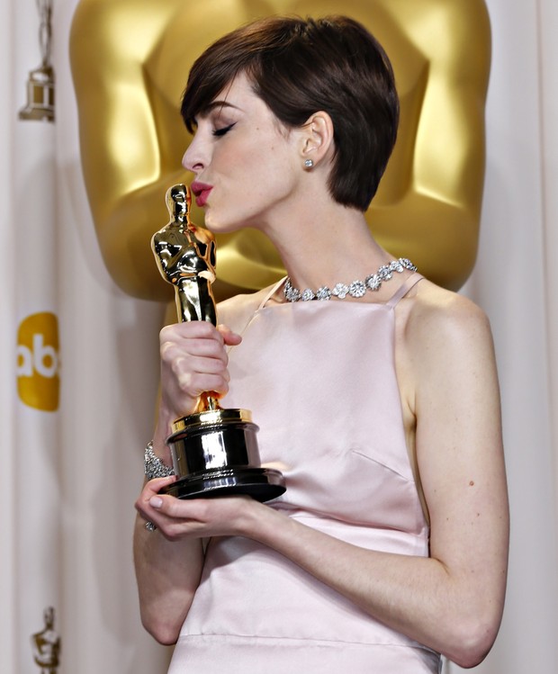 Anne Hathaway com o Oscar de melhor atriz coadjuvante por sua atuação em ‘Os Miseráveis’ (Foto: Mike Blake/ Reuters)