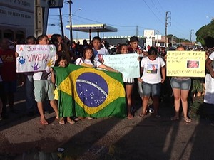 Protesto na área do Bancanga, em São Luís, pede por melhorias nos serviços públicos (Foto: Reprodução/TV Mirante)