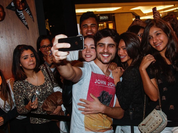 Guilherme Leicam posa com fãs em evento em São Paulo (Foto: Manuela Scarpa/ Foto Rio News)