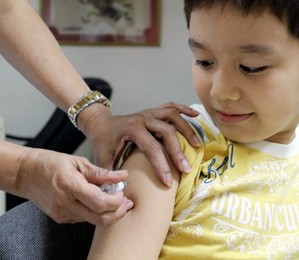 Ken tomando vacina (Foto: Divulgação)