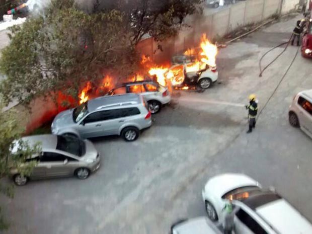 fogo incêndio carros hospital Divinópolis MG (Foto: Thiago Amaral/Arquivo pessoal) fogo incêndio carros hospital Divinópolis MG (Foto: Thiago Amaral/Arquivo pessoal)