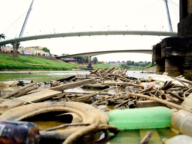 Em dois dias, prefeitura removeu três toneladas de lixo do Rio Acre e 200 pneus (Foto: Assis Lima/Ascom Prefeitura de Rio Branco)