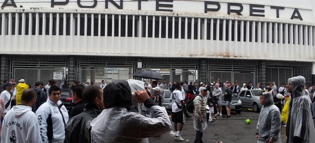 Torcida da Ponte Preta se concentra em frente ao Moisés Lucarelli antes de descer para o estádio rival, palco do dérbi (Foto: Ewerton Remi / Globoesporte.com)