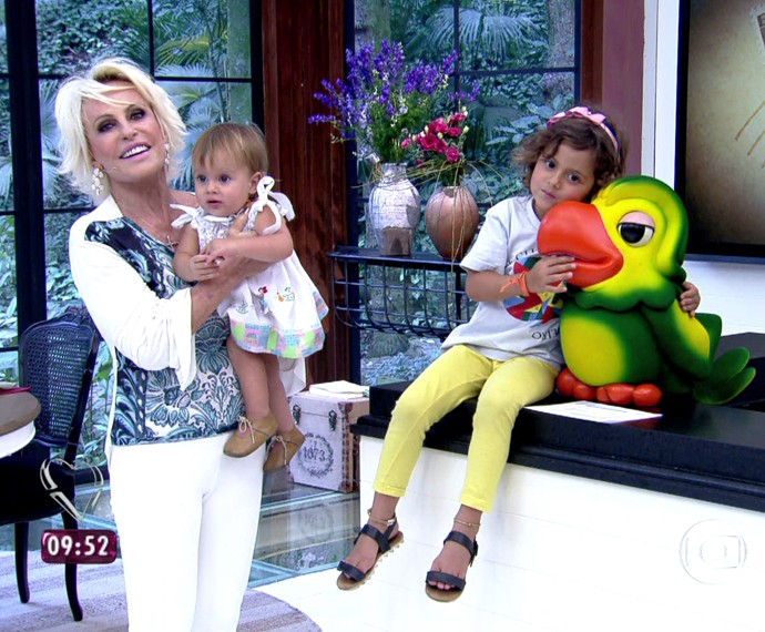 Joana e Maria visitam avó no Mais Você (Foto: TV Globo)