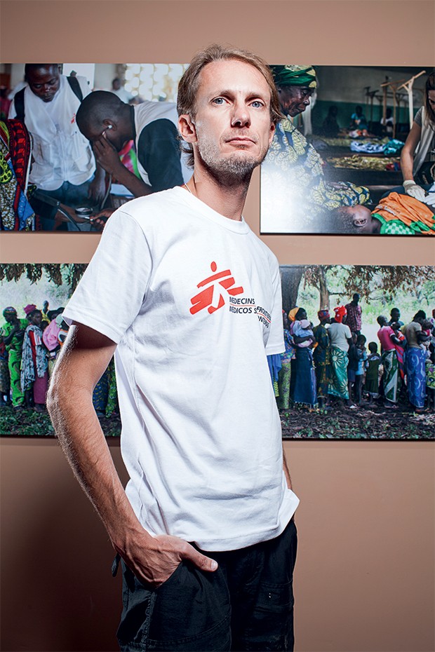 PROTEÇÃO O médico Paulo Reis. “Não me senti mais inseguro na África do que em outros lugares onde atuei” (Foto: Eduardo Zappia/ÉPOCA)
