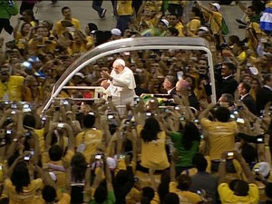 Voluntários da JMJ se despedem do Papa Francisco no Riocentro. (Foto: reprodução GloboNews)